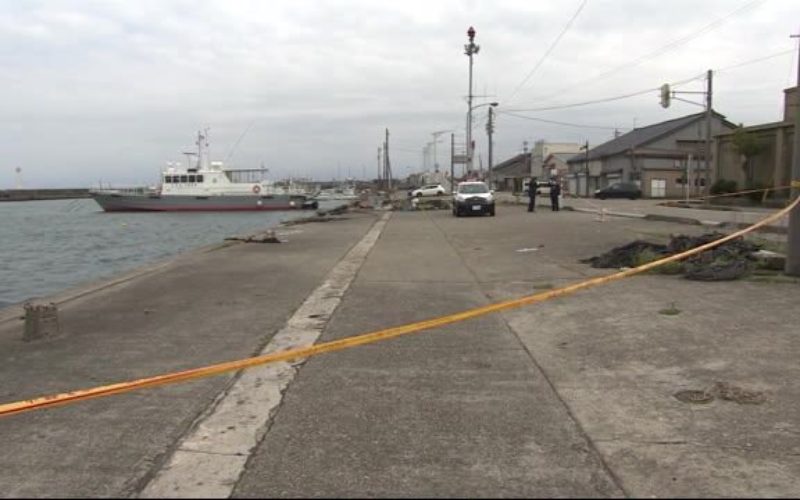 富山県射水市にある新湊漁港に車が転落して2人の男性が死亡