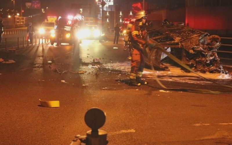 岡山市南区西市にある国道2号線で軽乗用車が分離帯に激突して炎上