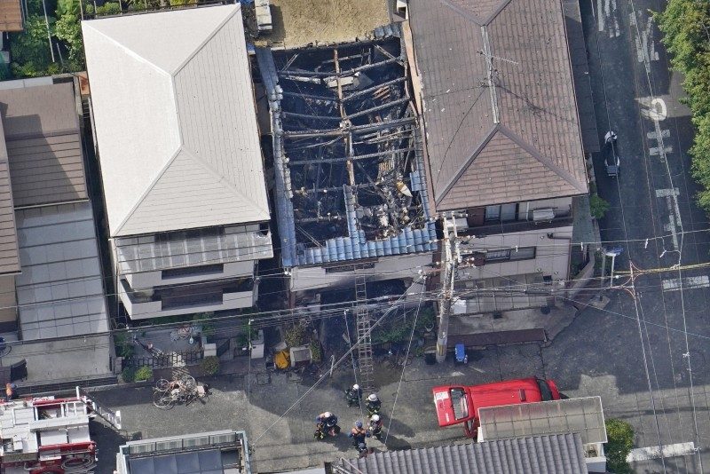 大阪府吹田市にある住宅火災で消し止められた焼け跡から1人の遺体