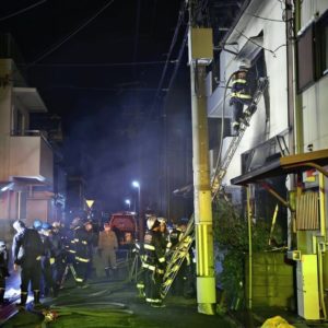 大阪府吹田市にある住宅火災で消し止められた焼け跡から1人の遺体
