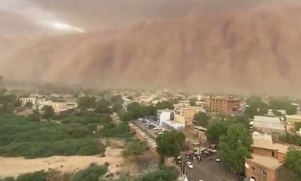 アフリカ西部にあるニジェールで巨大な砂嵐が壁のように襲いかかる光景