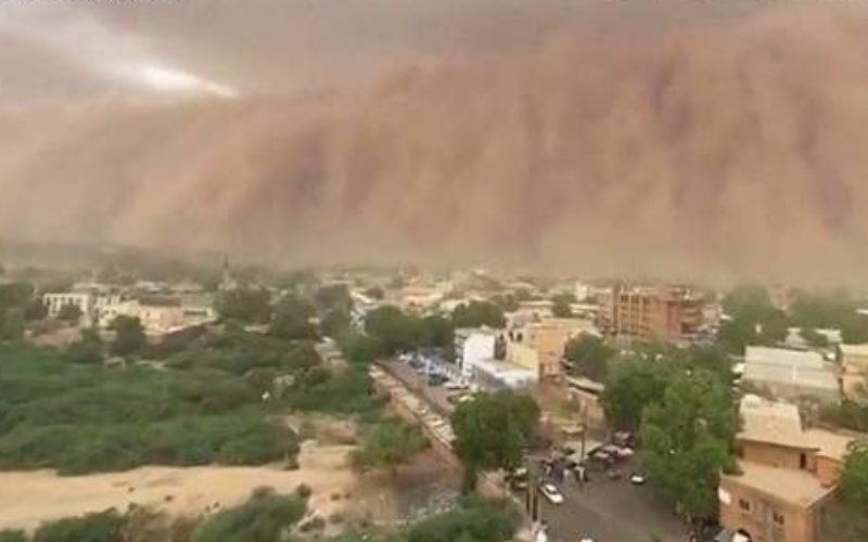 アフリカ西部にあるニジェールで巨大な砂嵐が壁のように襲いかかる光景