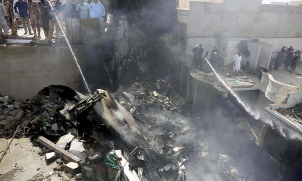 パキスタン旅客機がカラチ付近に墜落炎上して107人の生存が絶望的
