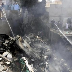 パキスタン旅客機がカラチ付近に墜落炎上して107人の生存が絶望的