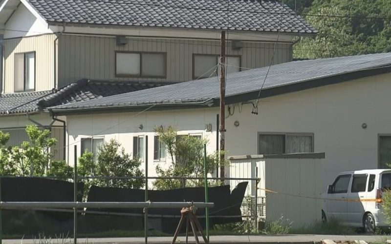 長野県坂城町の住宅で拳銃で撃たれた痕跡のある3人の住人