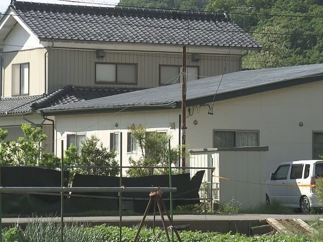 長野県坂城町の住宅で拳銃で撃たれた痕跡のある3人の住人