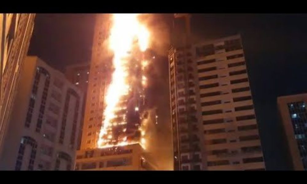 中東のアラブ首長国連邦にある48階建ての高層ビルで火災