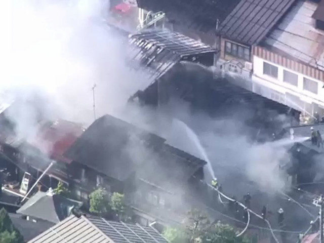 飛騨市の住宅で火災が発生して周辺に燃え移り12棟が炎上中