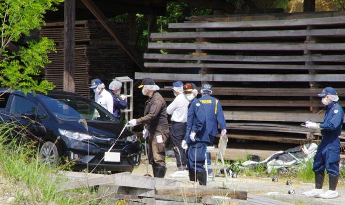 三重県名張市の製材置き場に車が止められその付近に男性と幼児の遺体
