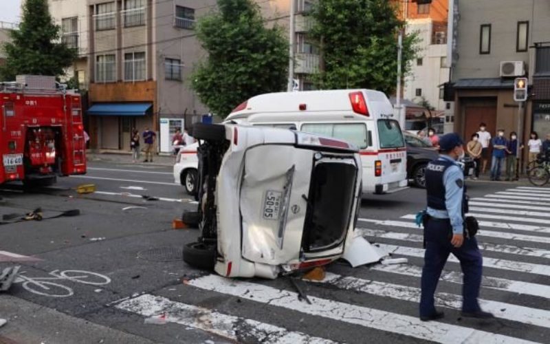 京都市左京区川端通りの交差点で逃走車両が多重事故