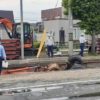 北海道札幌市の国道で掘削作業中のショベルカーが掘った穴に転落