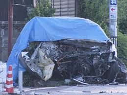 岐阜県各務原市の路上で道路脇に設置されている看板に車が激突炎上
