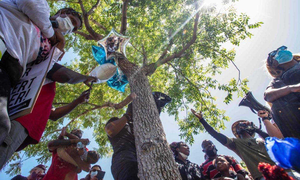 カリフォルニア州ロサンゼルス郡で木に吊るされていた黒人男性