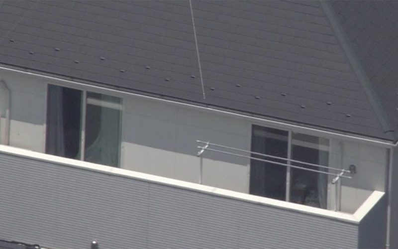 東京都八王子市にある二階建て住宅の室内で中学生の少年が拳銃自殺