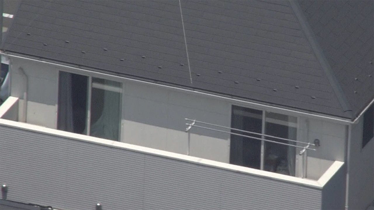 東京都八王子市にある二階建て住宅の室内で中学生の少年が拳銃自殺