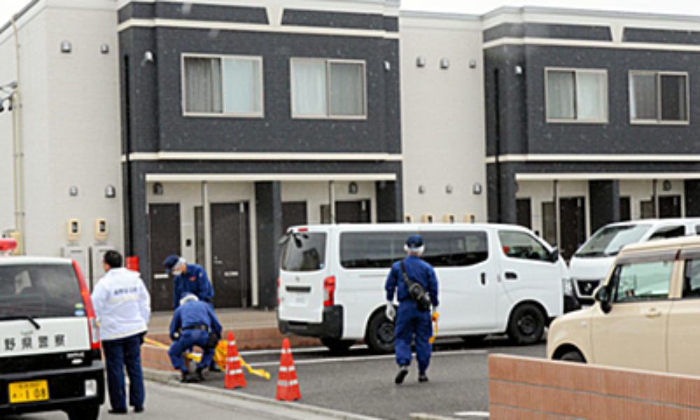 長野県飯田市松尾新井にあるアパートで首を絞められて殺害されている男性の遺体