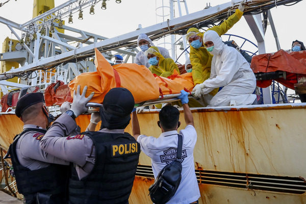 中国漁船から冷凍にされたインドネシア人の遺体 