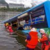 中国南西部の貴州省で路線バスが貯水池に転落して21人が死亡