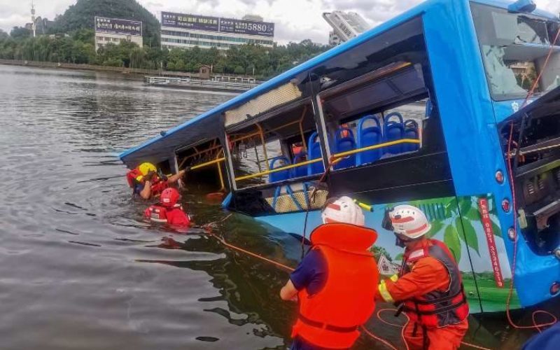 中国南西部の貴州省で路線バスが貯水池に転落して21人が死亡