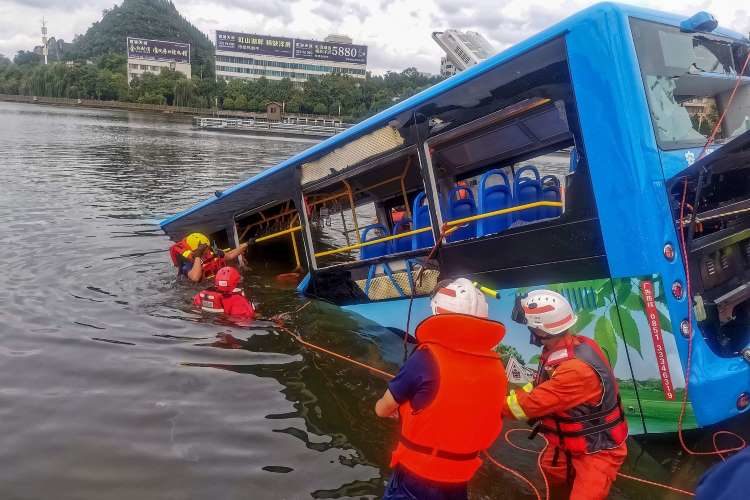 中国南西部の貴州省で路線バスが貯水池に転落して21人が死亡 