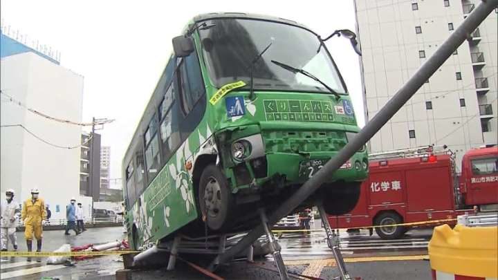 千葉県流山市にある森駅で路線バスと乗用車が激突した事故