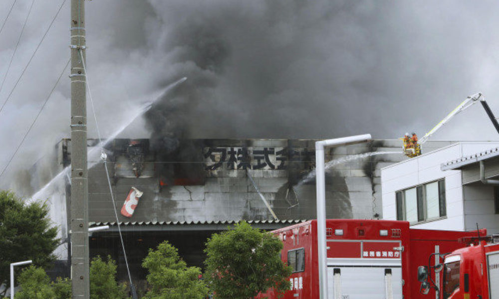 静岡県吉田町の工場で火災が起き消防隊員と警官の合わせて4人が不明