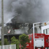 静岡県吉田町の工場で火災が起き消防隊員と警官の合わせて4人が不明