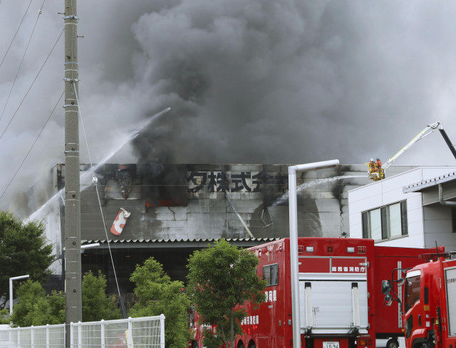 静岡県吉田町の工場で火災が起き消防隊員と警官の合わせて4人が不明 