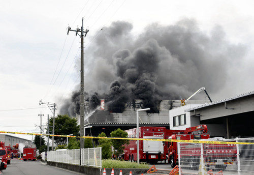 静岡県吉田町の工場で火災が起き消防隊員と警官の合わせて4人が不明