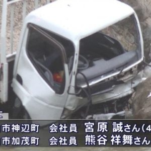 広島県神石高原町にある国道から中型トラックが川に転落して2人が死亡