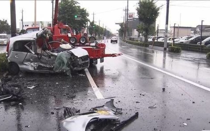 群馬県前橋市の国道でワゴン車が2台の車に激突