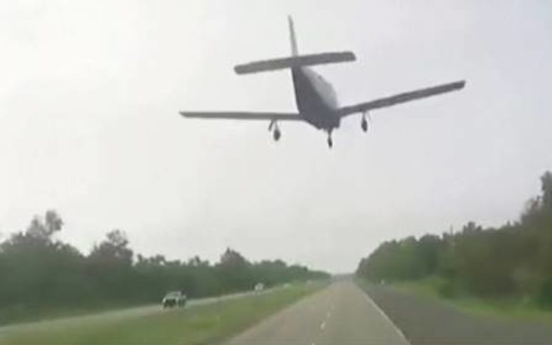 米ルイジアナ州で小型ヒコーキがエンジントラブルで高速道路に着地
