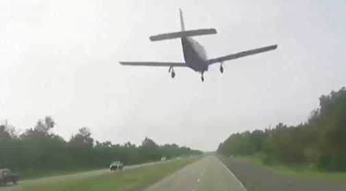 米ルイジアナ州で小型ヒコーキがエンジントラブルで高速道路に着地
