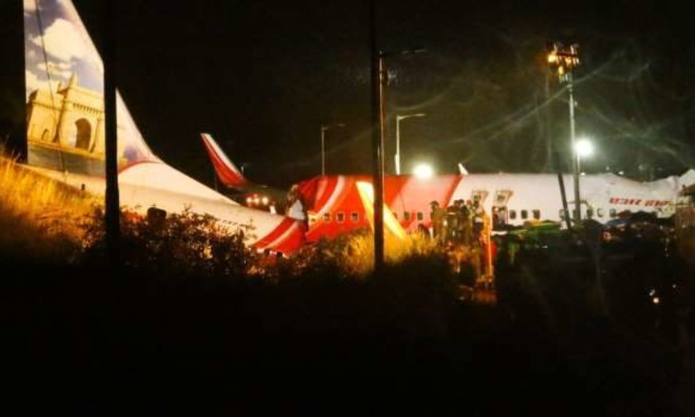 インド南部ケーララ州コジコード空港で旅客機が着陸に失敗して17人が死亡