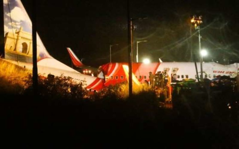 インド南部ケーララ州コジコード空港で旅客機が着陸に失敗して17人が死亡