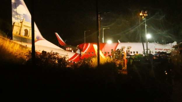 インド南部ケーララ州コジコード空港で旅客機が着陸に失敗して17人が死亡 