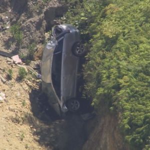 三重県紀北町にあるトンネル付近の崖下に車が転落して2人が死亡