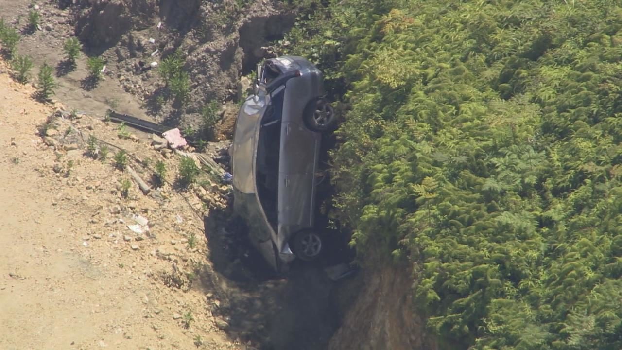 三重県紀北町にあるトンネル付近の崖下に車が転落して2人が死亡 