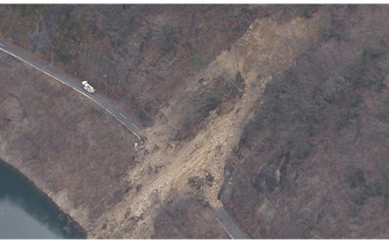 岐阜県下呂市金山町弓掛の通行止め道路上で全焼している車内から遺体
