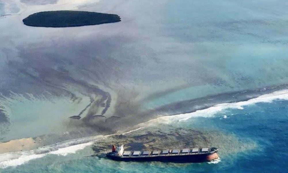 商船三井が運航する大型貨物船がインド洋で座礁して積まれた重油が流出
