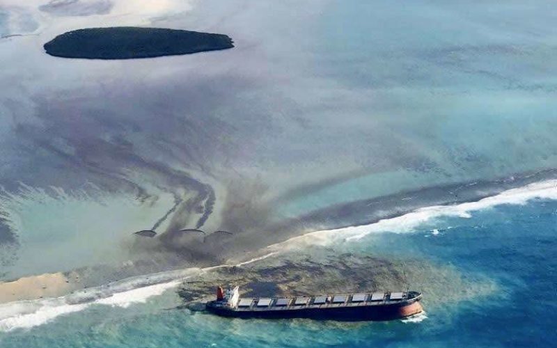 商船三井が運航する大型貨物船がインド洋で座礁して積まれた重油が流出