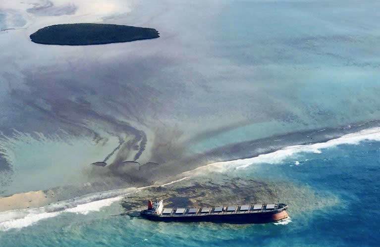 商船三井が運航する大型貨物船がインド洋で座礁して積まれた重油が流出 