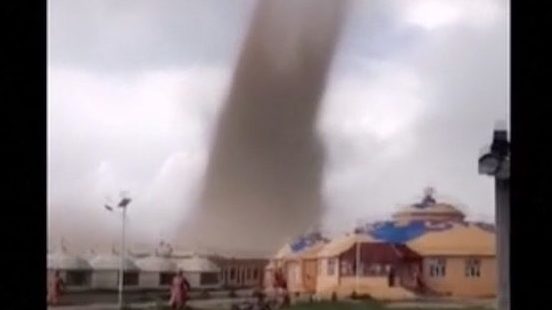 中国のモンゴル自治区で巨大な竜巻が発生して数十人が負傷 