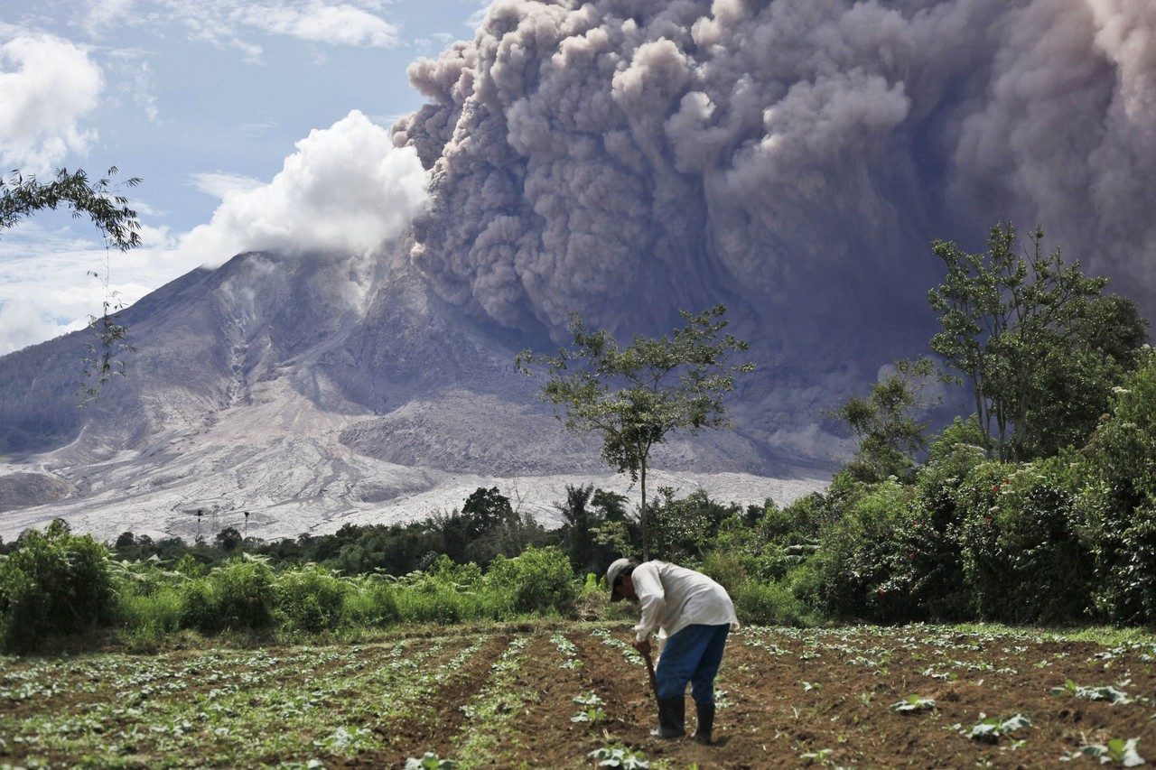 インドネシアのスマトラ島にあるシナブン山が噴火 