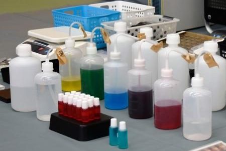 東京都新宿区で麻薬を含む液体を会社役員の男らが販売目的で所持