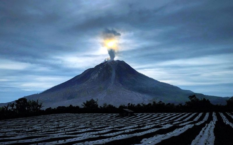 インドネシアのスマトラ島にあるシナブン山が噴火