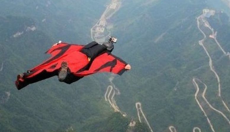 スイス山脈でウィングスーツを着て飛び立った米国人男性が死亡