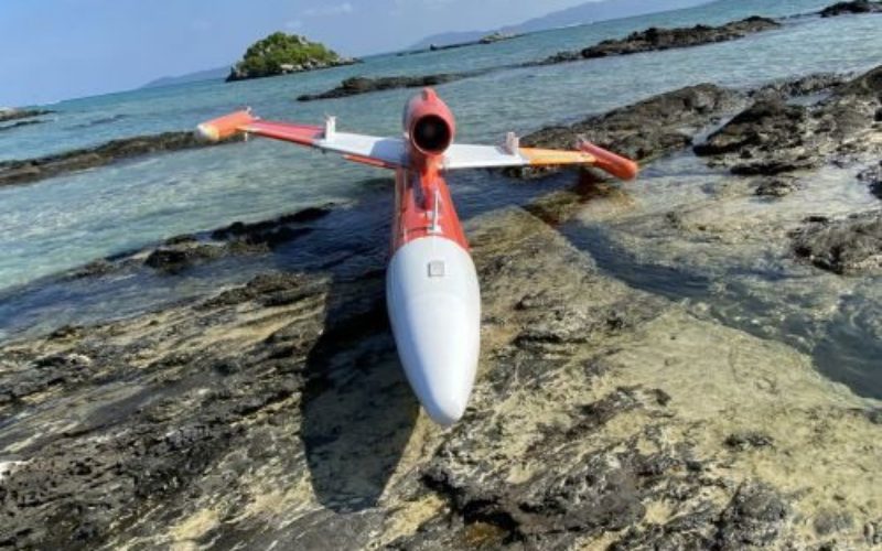 沖縄県竹富町の海岸に小型の機体が漂着