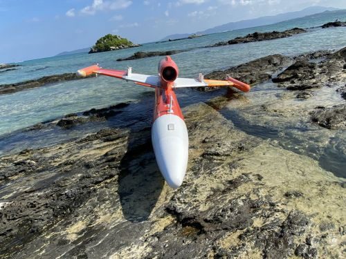 沖縄県竹富町の海岸に小型の機体が漂着