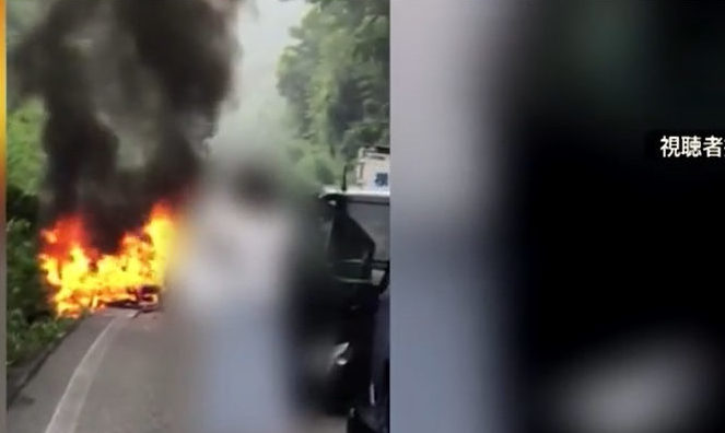 神奈川県にある箱根新道でトラックと乗用車が激突して炎上